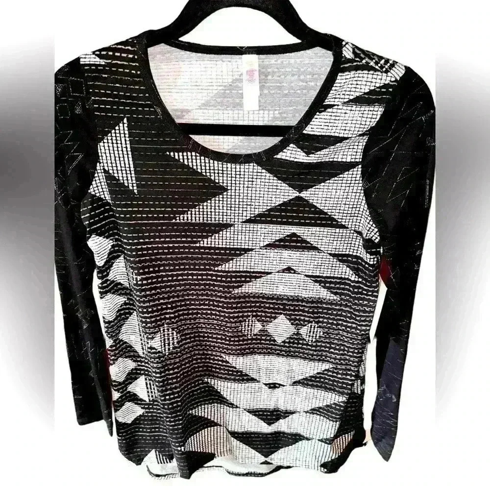 Lularoe XS black‎ & white geometric print long sleeve Lynnae top. NWT. Hi/lo hem